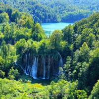 Utsikt över de stora vattenfall in Plitvice parken